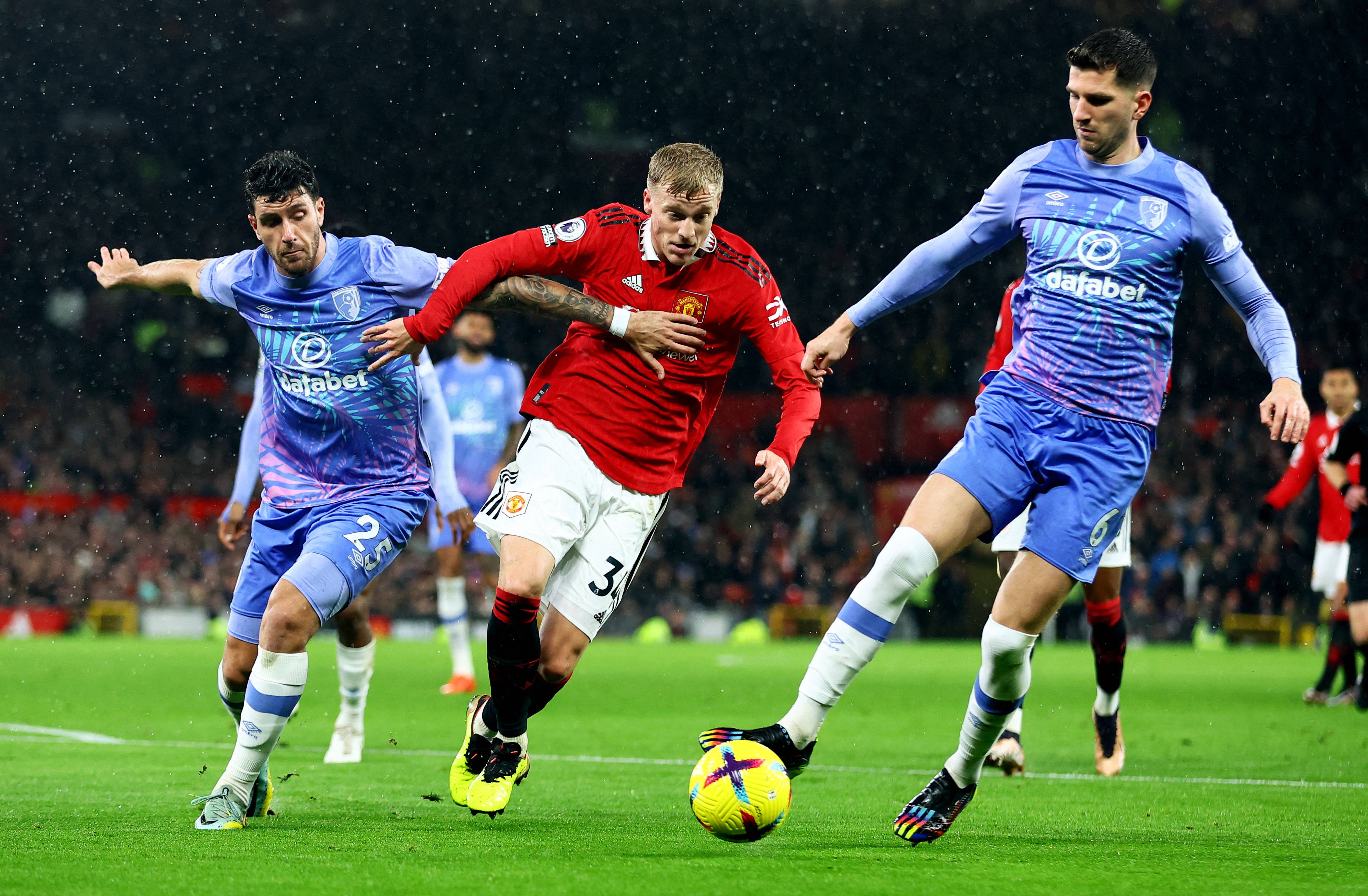 曼城客场逆袭,暂时追平前者在积分榜的领先位置的简单介绍 曼城客场逆袭,暂时追平前者在积分榜的领先位置的简单介绍