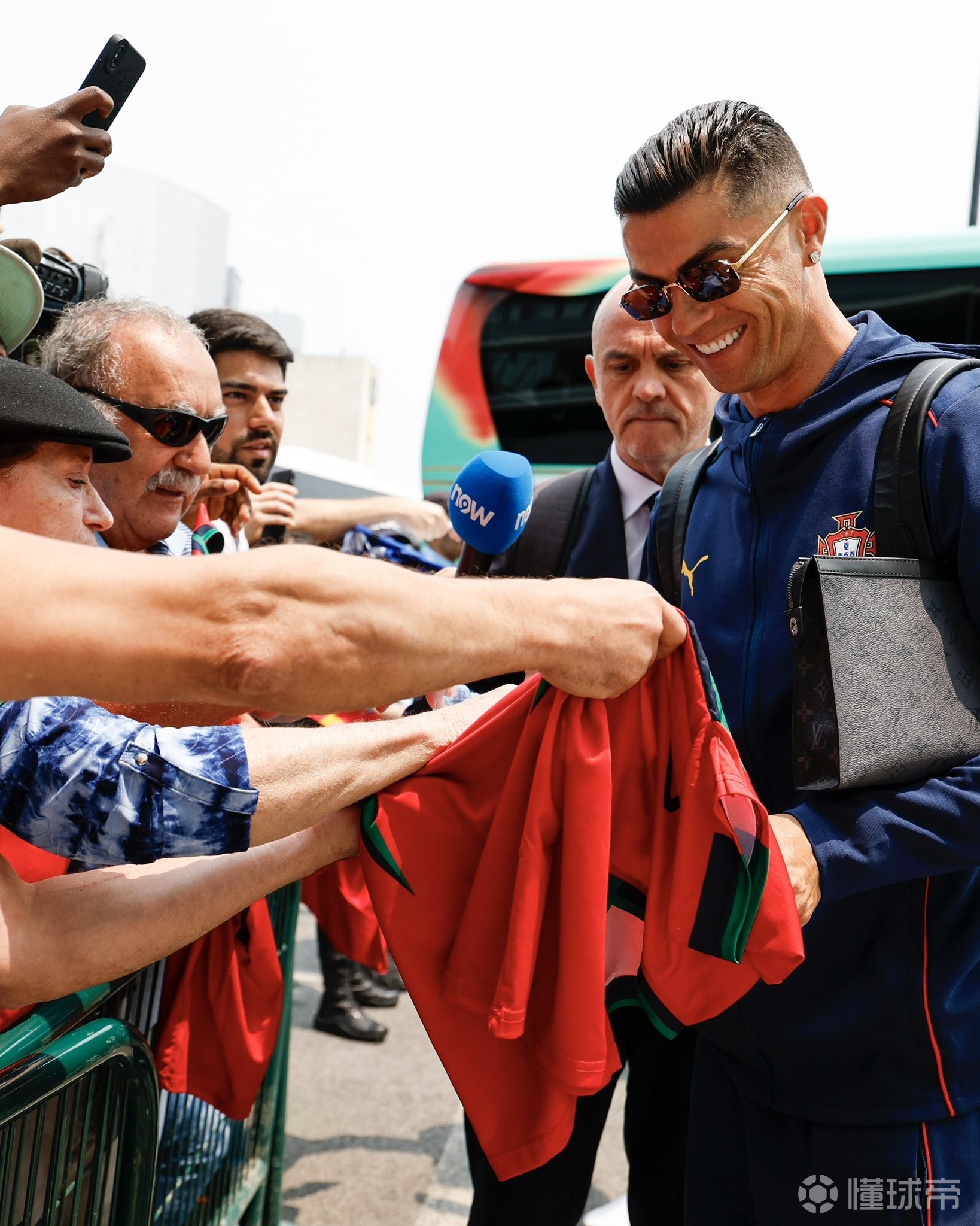 包含欧国联比赛半决赛惊现大冷门，球迷惊叹的词条