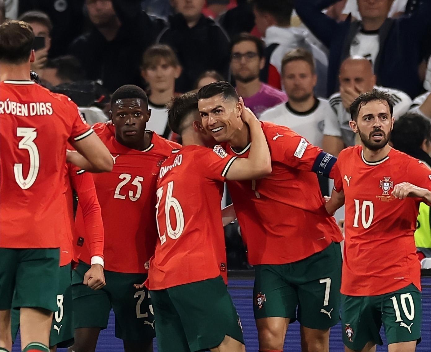 包含欧国联比赛半决赛惊现大冷门，球迷惊叹的词条