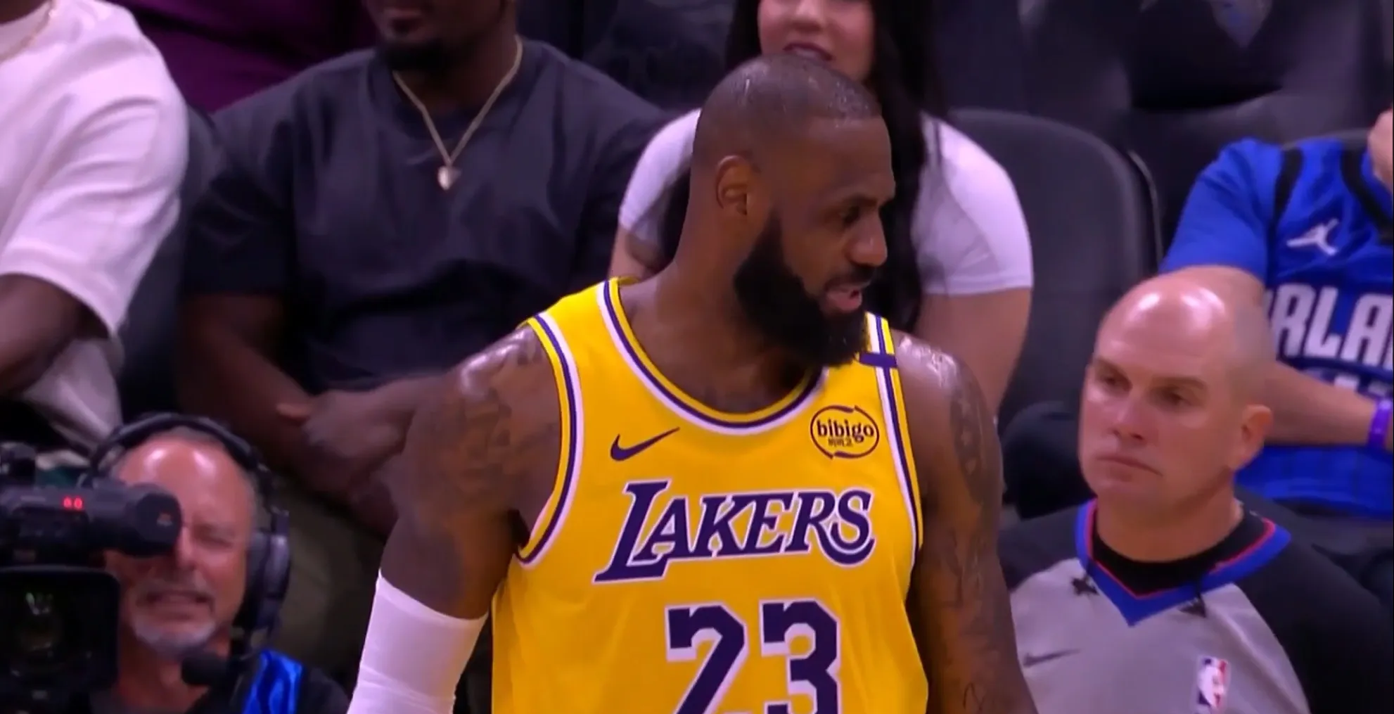 湖人惨败马刺，詹姆斯受伤退出比赛