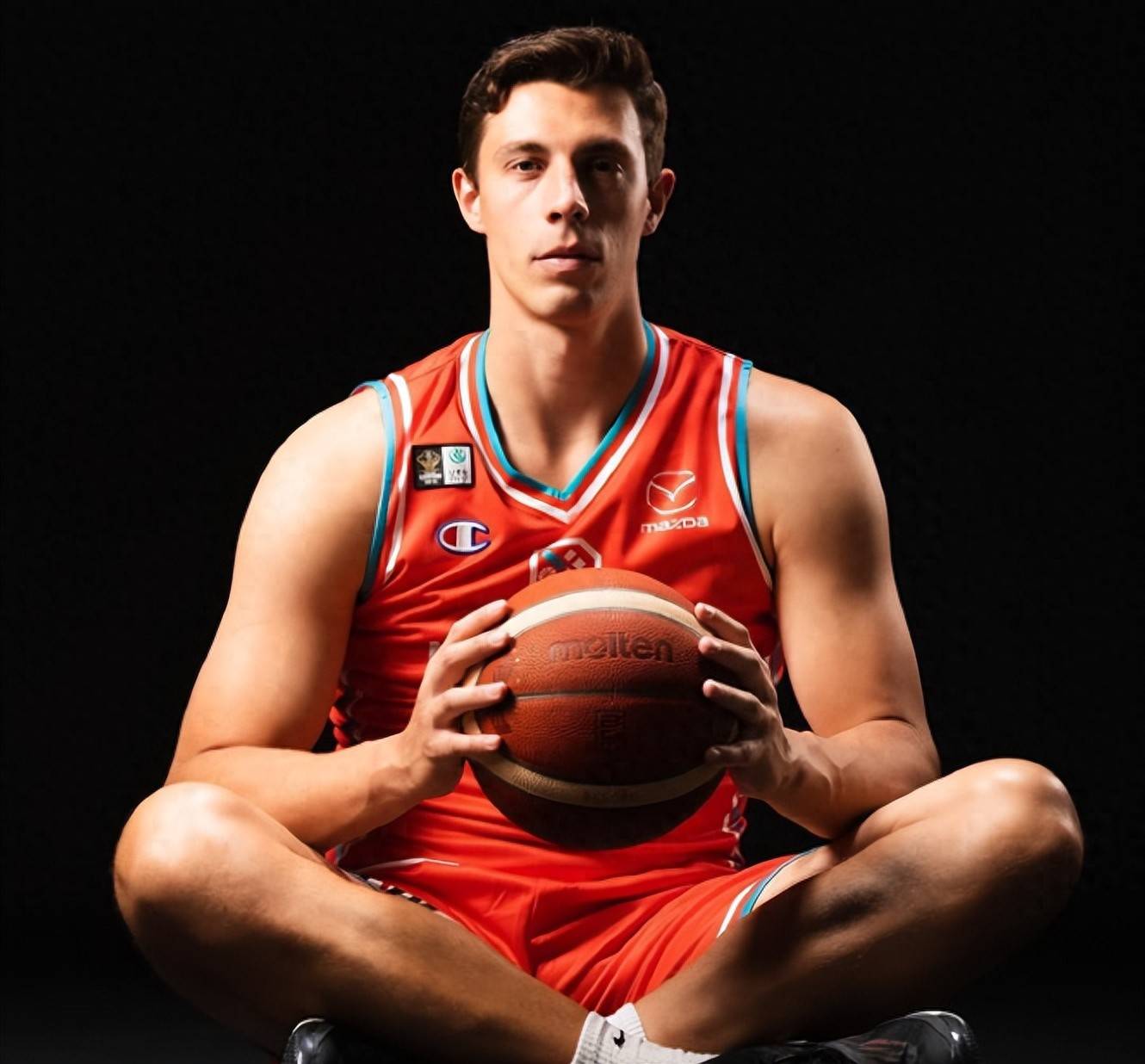 爵士内线悍将连续两双,率队胜出 爵士内线悍将连续两双,率队胜出