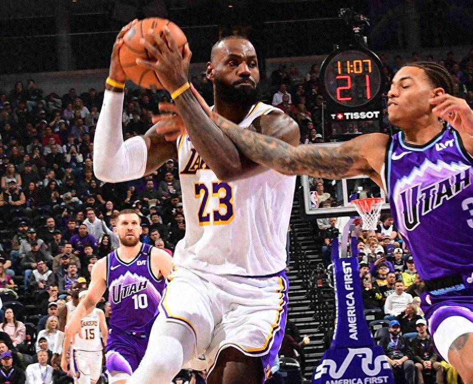 爵士力克湖人，布克状态火热的简单介绍